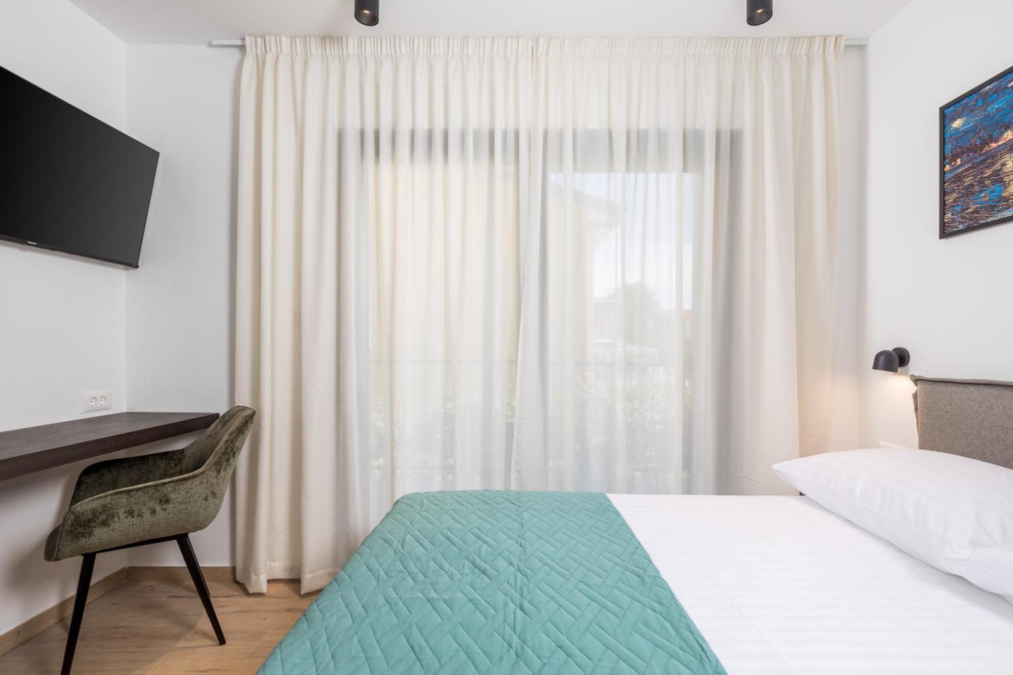 Apartmani Vila Mara M 1 Heated Pool Омишаль Экстерьер фото
