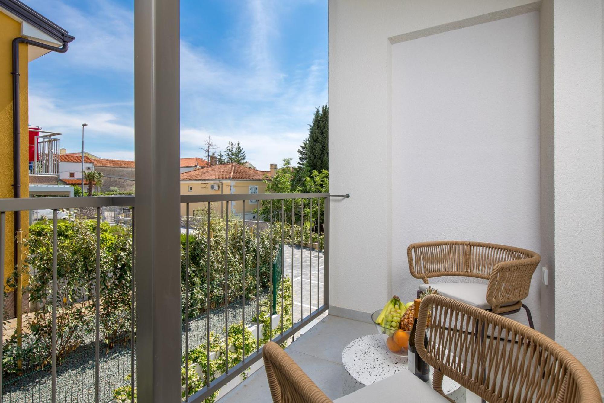 Apartmani Vila Mara M 1 Heated Pool Омишаль Экстерьер фото